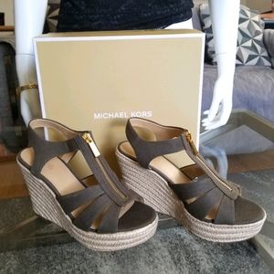 NWT Beautiful MICHAEL KORS Wedges S-7